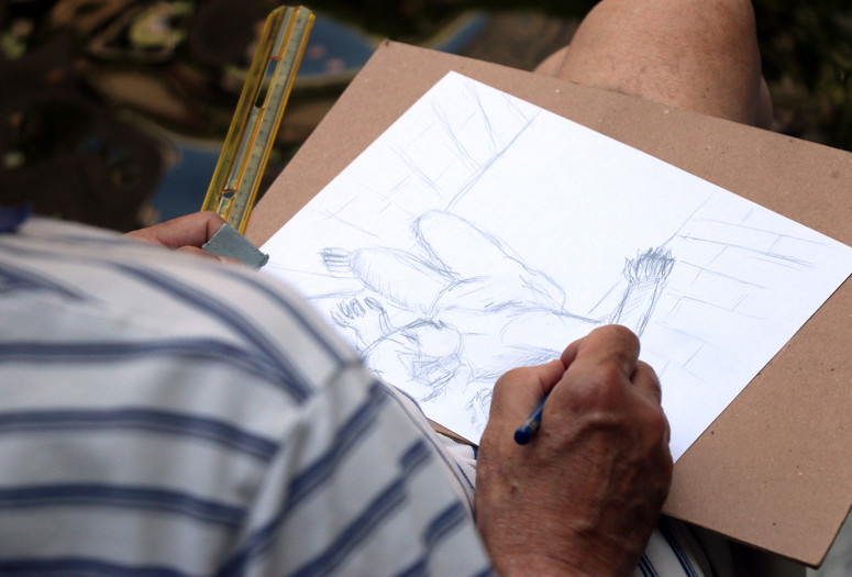 Drawing in the Sculpture Garden: Exploring the Monumental, June 30, 2015, The Museum of Modern Art. Photo: Manuel Molina Martagon. © 2017 The Museum of Modern Art, New York