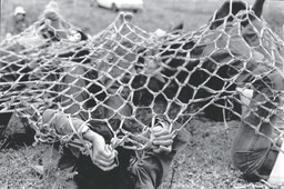 Lygia Clark. Rede de elásticos (Elastic Net). 1974
