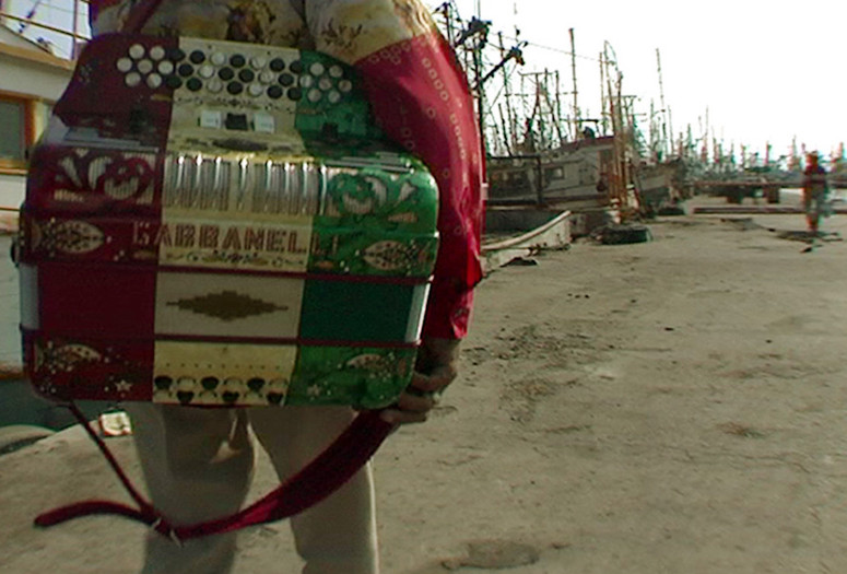 Al otro lado (To the Other Side). 2005. Directed by Natalia Almada. Courtesy the filmmaker