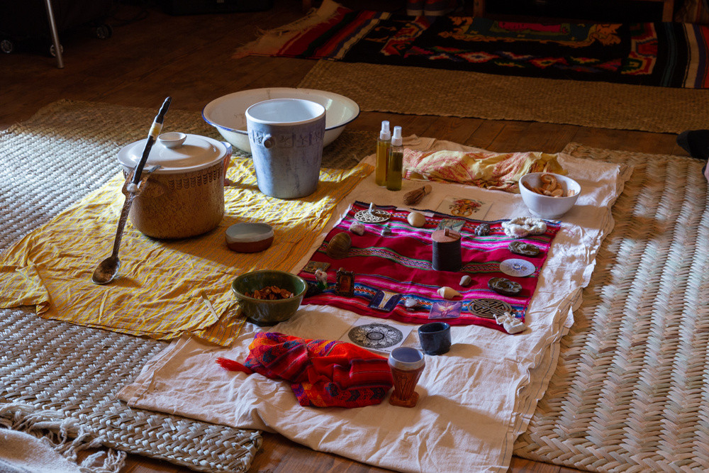 Bernardo Zabalaga. Altar for a Japanese tea ceremony celebrated to inaugurate the workshop El canto de la Yerba Bruja, 2022