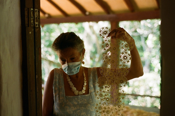 Marcela Carrasco, weaver from Barichara, holding a section of the quilt of Soles-Suaty used for the Caminata Suaty