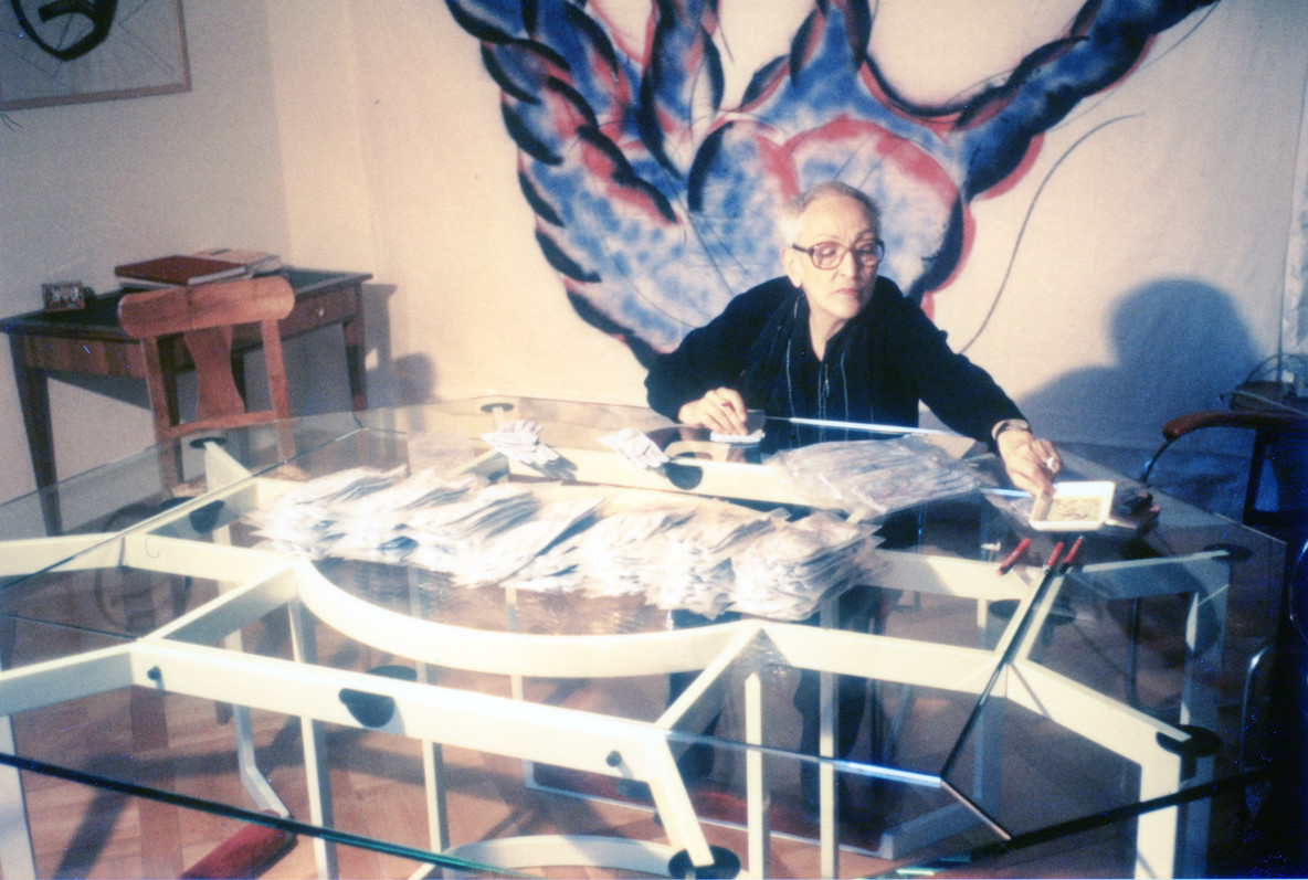 Meret Oppenheim signing 150 pairs of gloves in Zurich, 1985