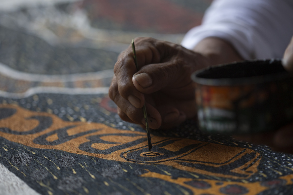 Santiago Yahuarcani trabajando en una pintura en Pebas, 2024