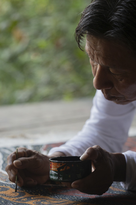 Santiago Yahuarcani trabajando en una pintura en Pebas, 2024. Fotos: Hernán Hernández Kcomt