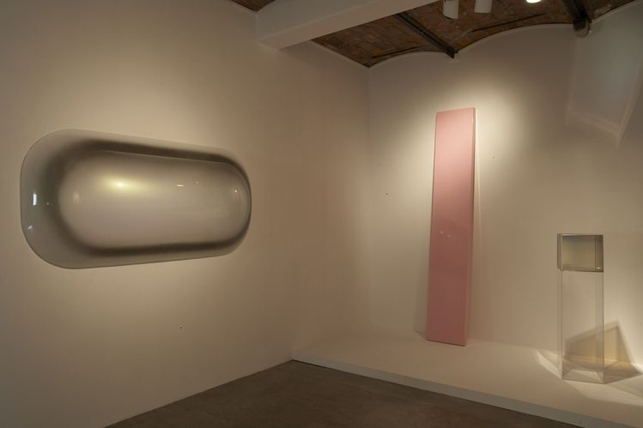 Installation view of 1969 exhibition with John McCracken's The Absolutely Naked Fragrance (1967) on left and Larry Bell's Shadows (1969) at right. Photo by Matthew Septimus, courtesy P.S.1