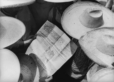 Modotti photograph of workers reading El Machete