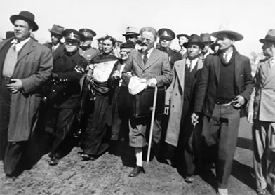 Trotsky striding through Mexico