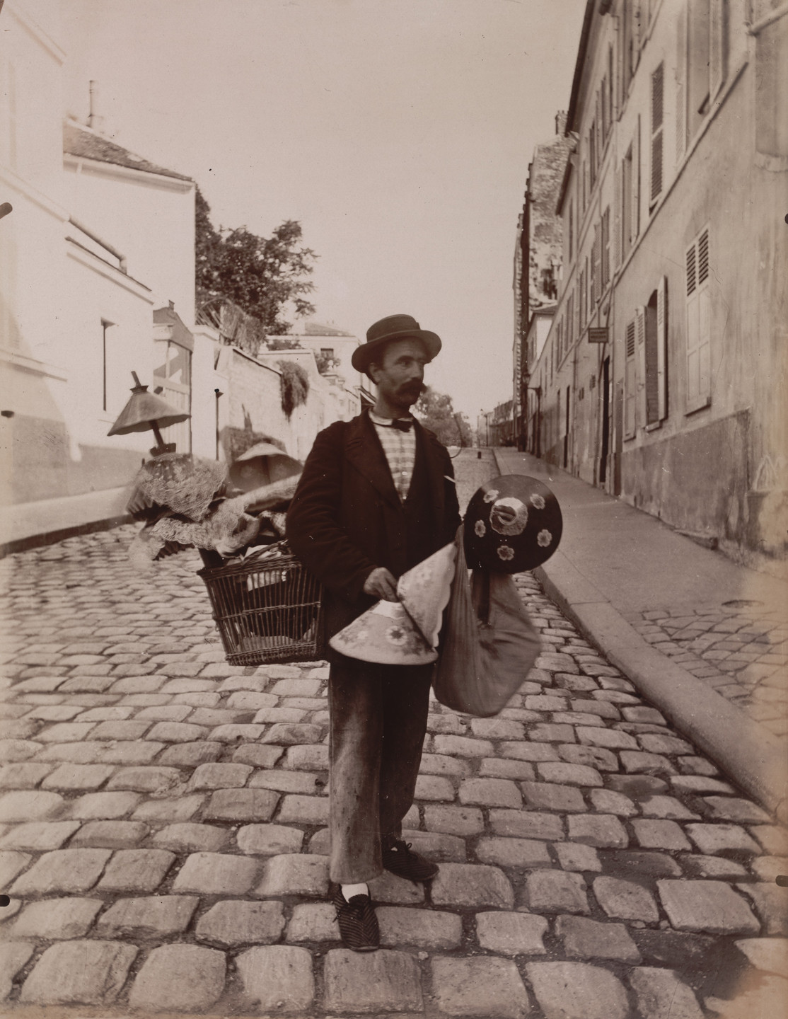 Eugène Atget. Marchand de abat-jours. 1899-1900
