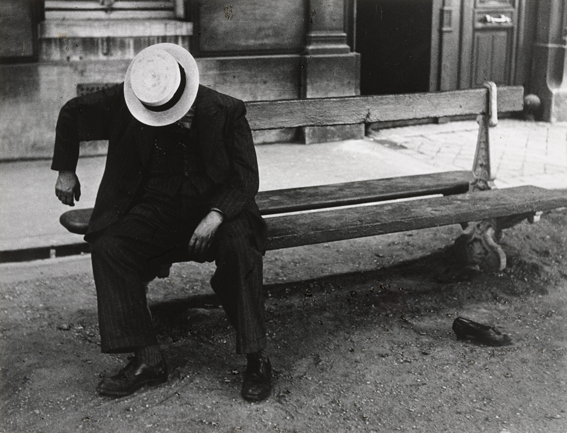 Brassaï (Gyula Halász). Man Sleeping on a Bench. (L&#39;homme endormi sur un banc). 1932