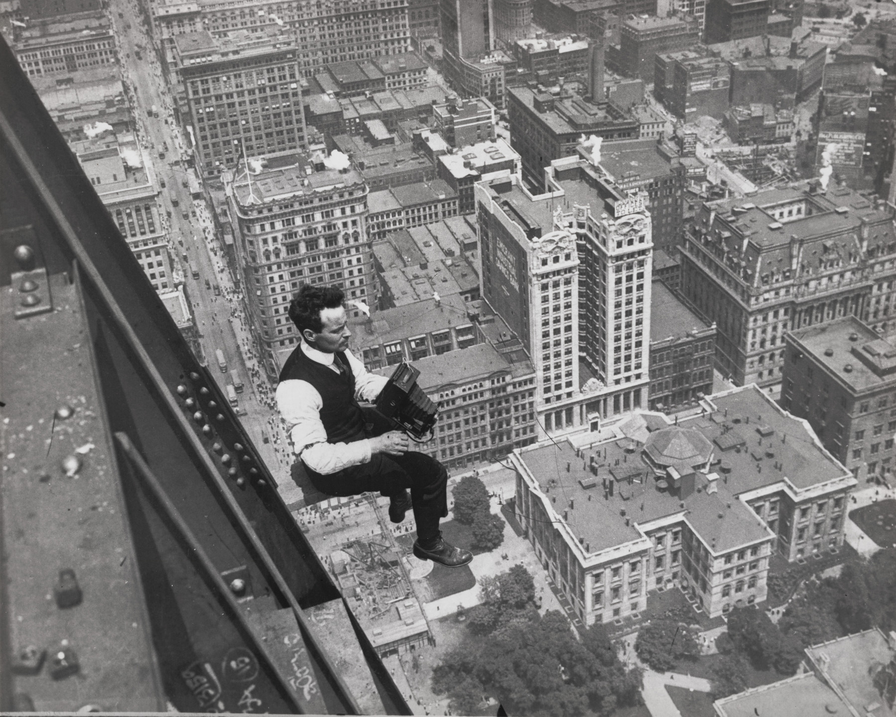 Unidentified photographer. Walter Miller phooting from Woolworth Building. 1912-13