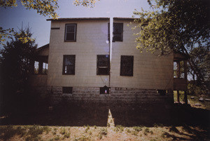 Gordon Matta-Clark. Splitting. 1974