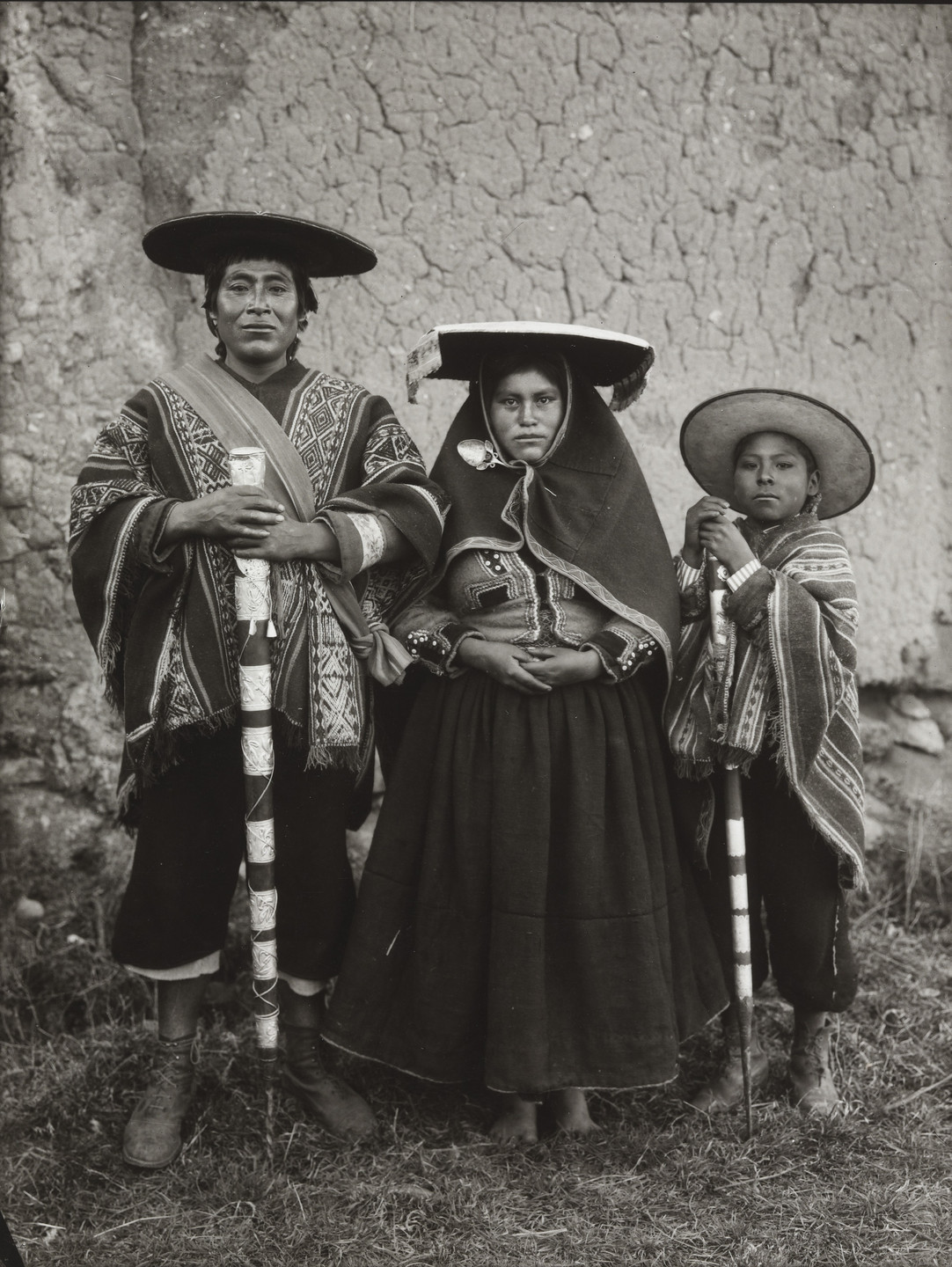Martín Chambi. Indian Varayoc and Family, Tinta Kanchis. 1934