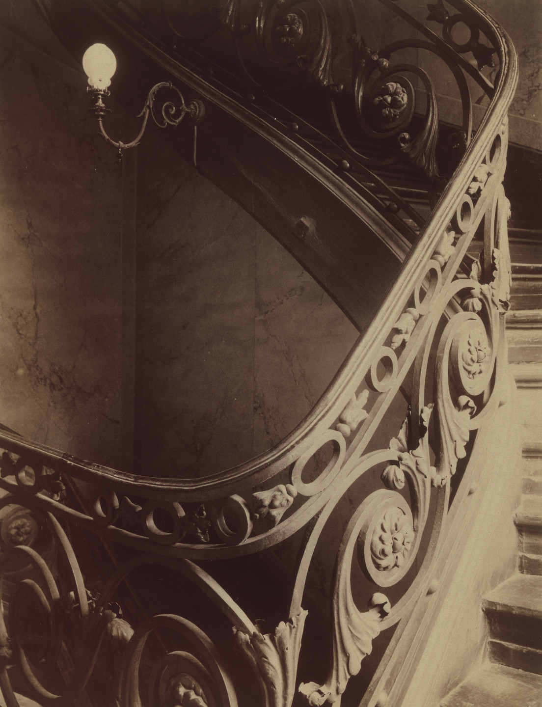 Eugène Atget. Hôtel de Sully-Charost, 11 rue du Cherche-Midi. 1904-05