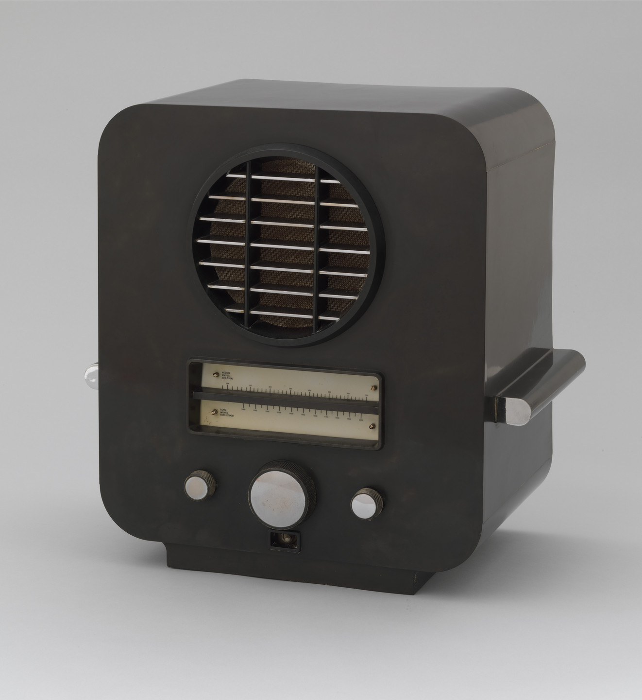 Serge Chermayeff. Radio (model AC74). 1933