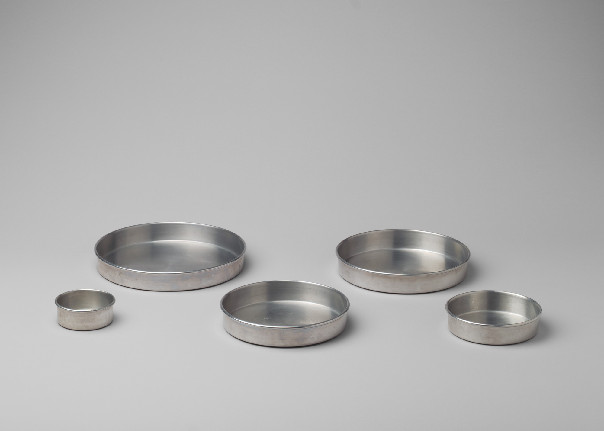The Aluminum Cooking Utensil Co., New York, NY. Wear-Ever Round Cake Pans. 1929-1934