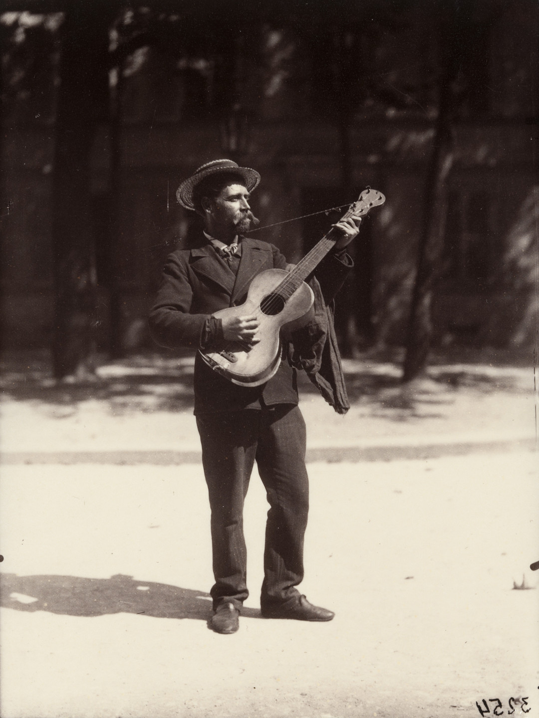 Eugène Atget. Joueur de guitare. 1899-1900