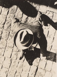 Untitled (From the book Here Comes the New Photographer!), Mann von oben (Cover “Es Kommt del Neue Fotograf”)