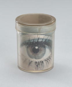 Eye in a Plastic Container, [Œil dans une boîte en plastique]