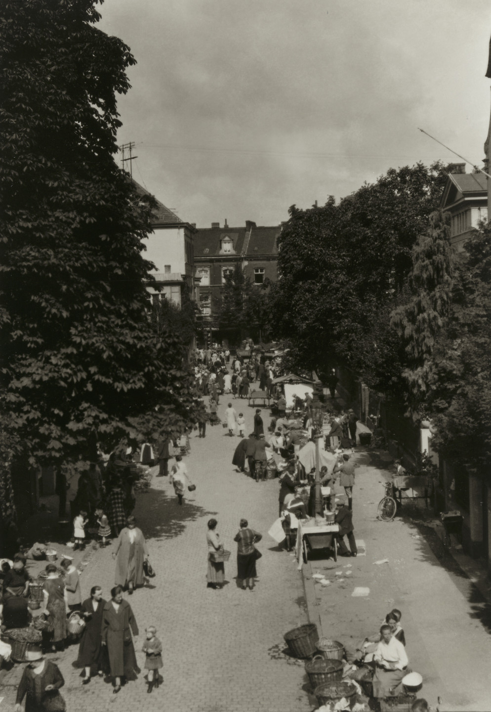 August Sander. Weekly Market in Cologne. c. 1925