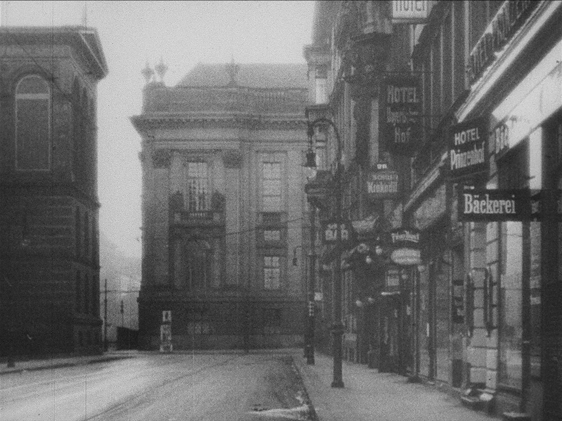 Walter Ruttmann, Karl Freund. Berlin, die Sinfonie der Grosstadt (Berlin: Symphony of a Great City). 1927