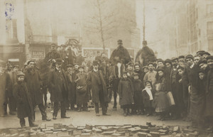 Un groupe de grévistes devant les pavés , Paris