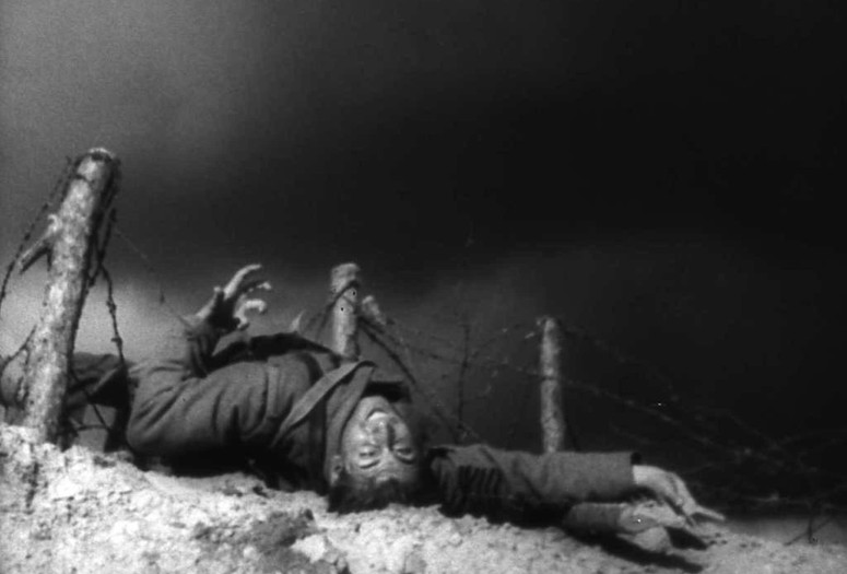 Niemandsland (No Man’s Land). 1931. Germany. Directed by Victor Trivas. Image courtesy of Archives françaises du film du CNC, Bois d’Arcy