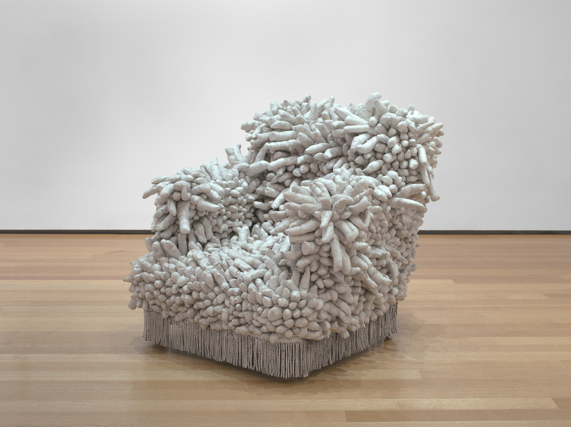 Yayoi Kusama (japonês, nascido em 1929).  Acumulação nº 1. 1962. Tecido recheado de peles, pintura e margem de cadeira, 37 x 39 x 43 "(94 x 99,1 x 109,2 cm).  O Museu de Arte Moderna de Nova York.  Compra