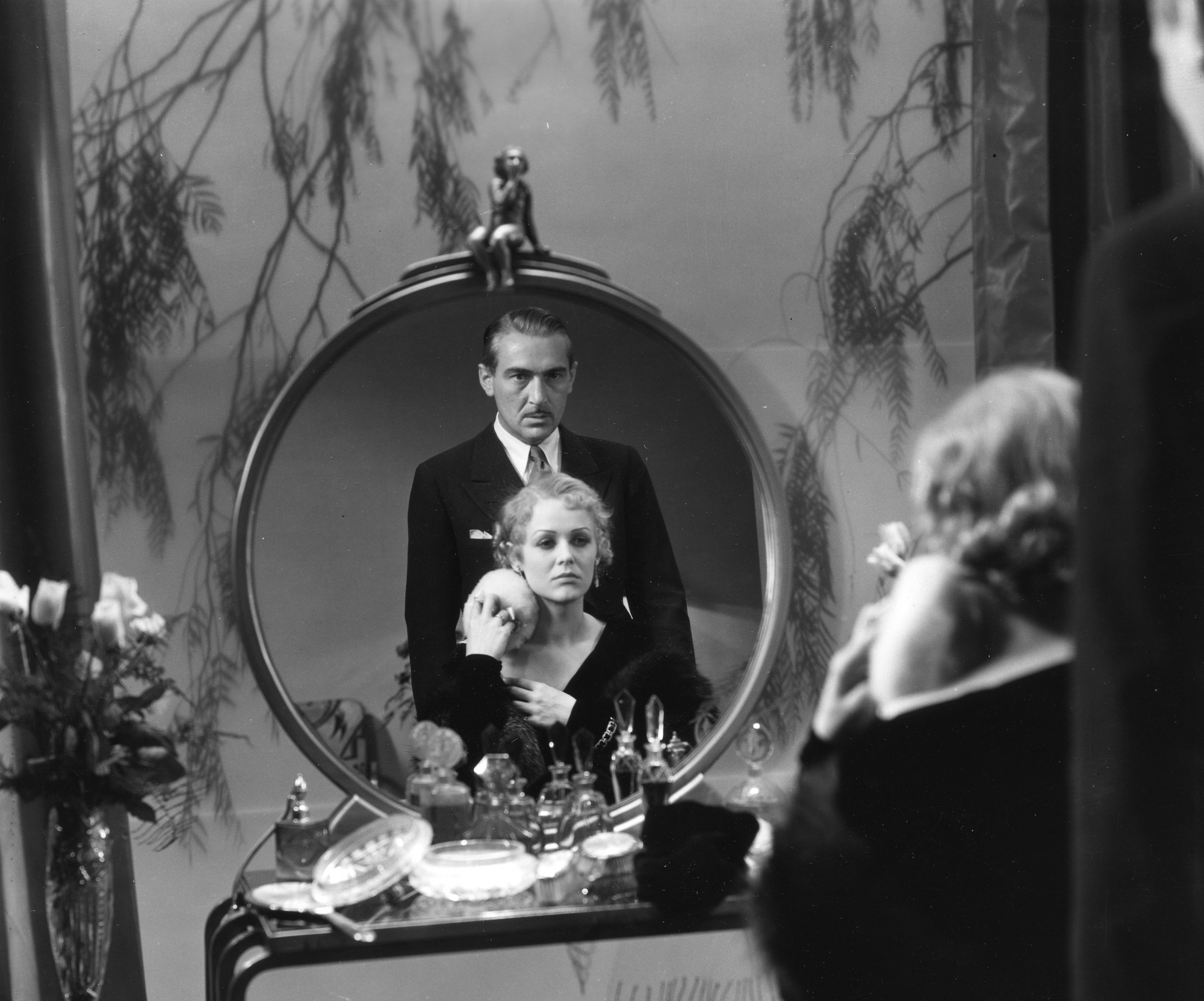 Before the mirror. The kiss before the mirror.