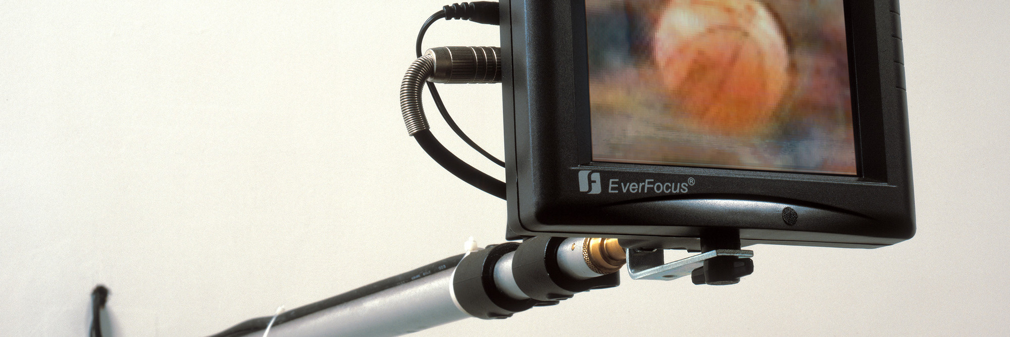 Paul Pfeiffer. John 3:16. 2000. Digital video (color, silent; 2:07 min.), LCD monitor, and metal armature. Fractional and promised gift of David Teiger. © 2016 Paul Pfeiffer