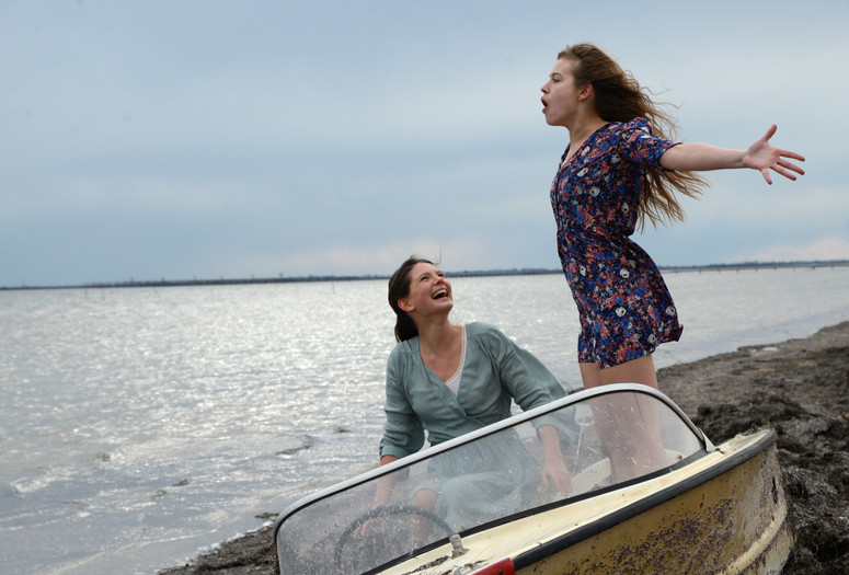 Respire (Breathe). 2014. France. Directed by Mélanie Laurent. Courtesy of Collection Musée Gaumont