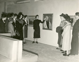 Guided talk by lecturer Ruth Olson at The Museum of Modern Art, New York. c. 1937–1939. Photographic Archive. The Museum of Modern Art Archives, New York. Photo: Beaumont Newhall