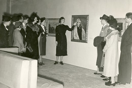 Guided talk by lecturer Ruth Olson at The Museum of Modern Art, New York. c. 1937–1939. Photographic Archive. The Museum of Modern Art Archives, New York. Photo: Beaumont Newhall