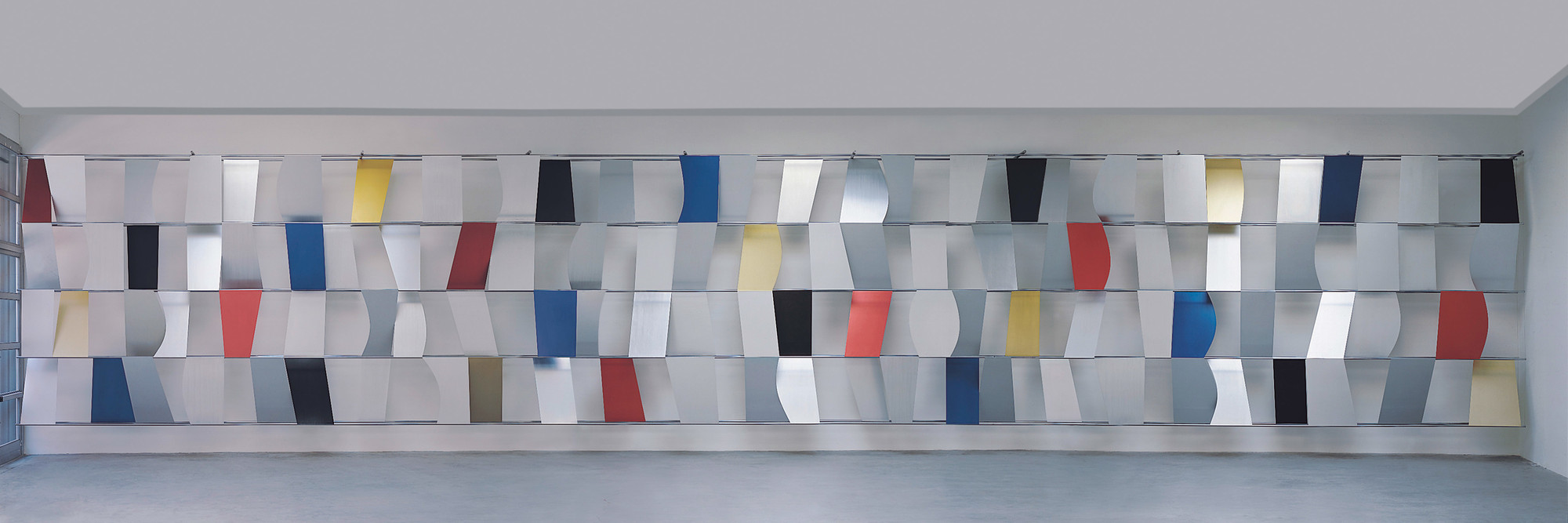 Ellsworth Kelly. Sculpture for a Large Wall. 1956–57. Anodized aluminum, 104 panels, 11′ 5″ × 65′ 5″ × 28″ (348 × 1994 × 71.1 cm). Gift of Jo Carole and Ronald S. Lauder. © 2016 Ellsworth Kelly