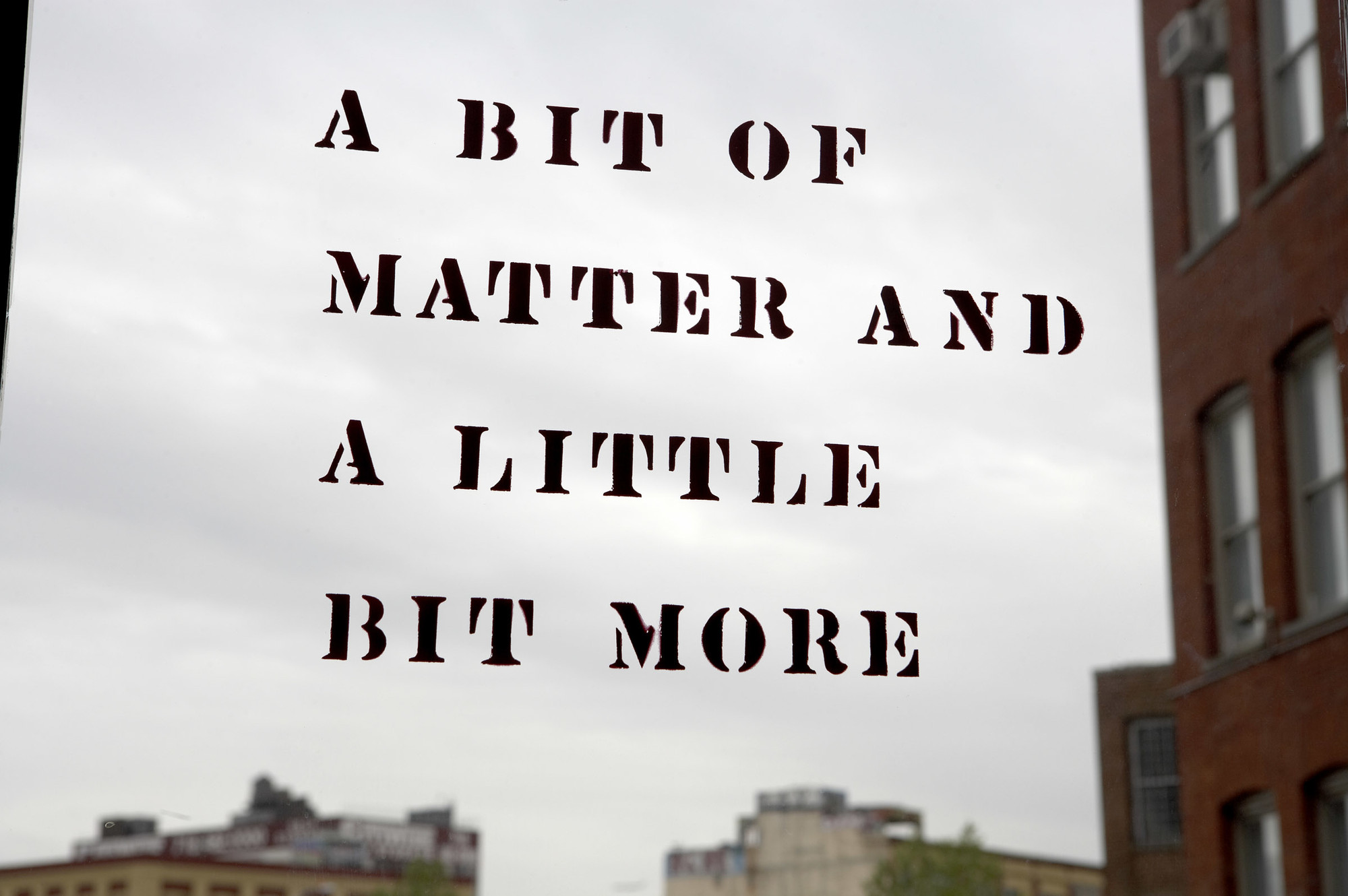 Lawrence Weiner. A bit of matter and a little bit more. 1976. © 2017 Lawrence Weiner. Photo: Matthew Septimus
