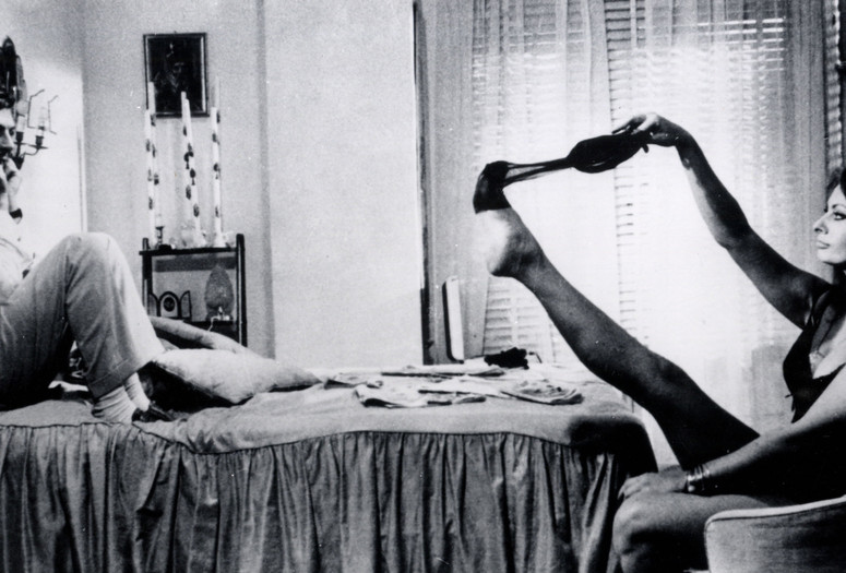 Ieri, oggi e domani (Yesterday, Today and Tomorrow). 1964. Italy/France. Directed by Vittorio DeSica