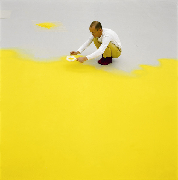 Wolfgang Laib sifting hazelnut pollen, 1992. Courtesy Sperone Westwater Gallery, New York