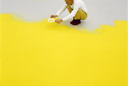 Wolfgang Laib sifting hazelnut pollen, 1992. Courtesy Sperone Westwater Gallery, New York