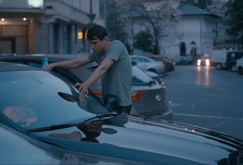 Apartament interbelic, în zona superbă, ultra-centrală Sebastian Mihăilescu (Old Luxurious Flat Located in an Ultra-central, Desirable Neighborhood). 2016. Romania. Directed by Sebastian Mihăilescu