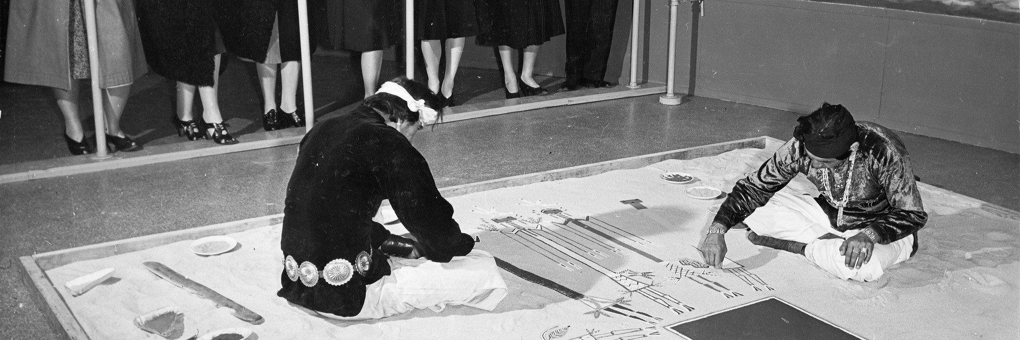 Navajo Indians sand painting, March 26, 1941, at the exhibition Indian Art of the United States. Photographic Archive. The Museum of Modern Art Archives, New York. Photo: Eliot Elisofon