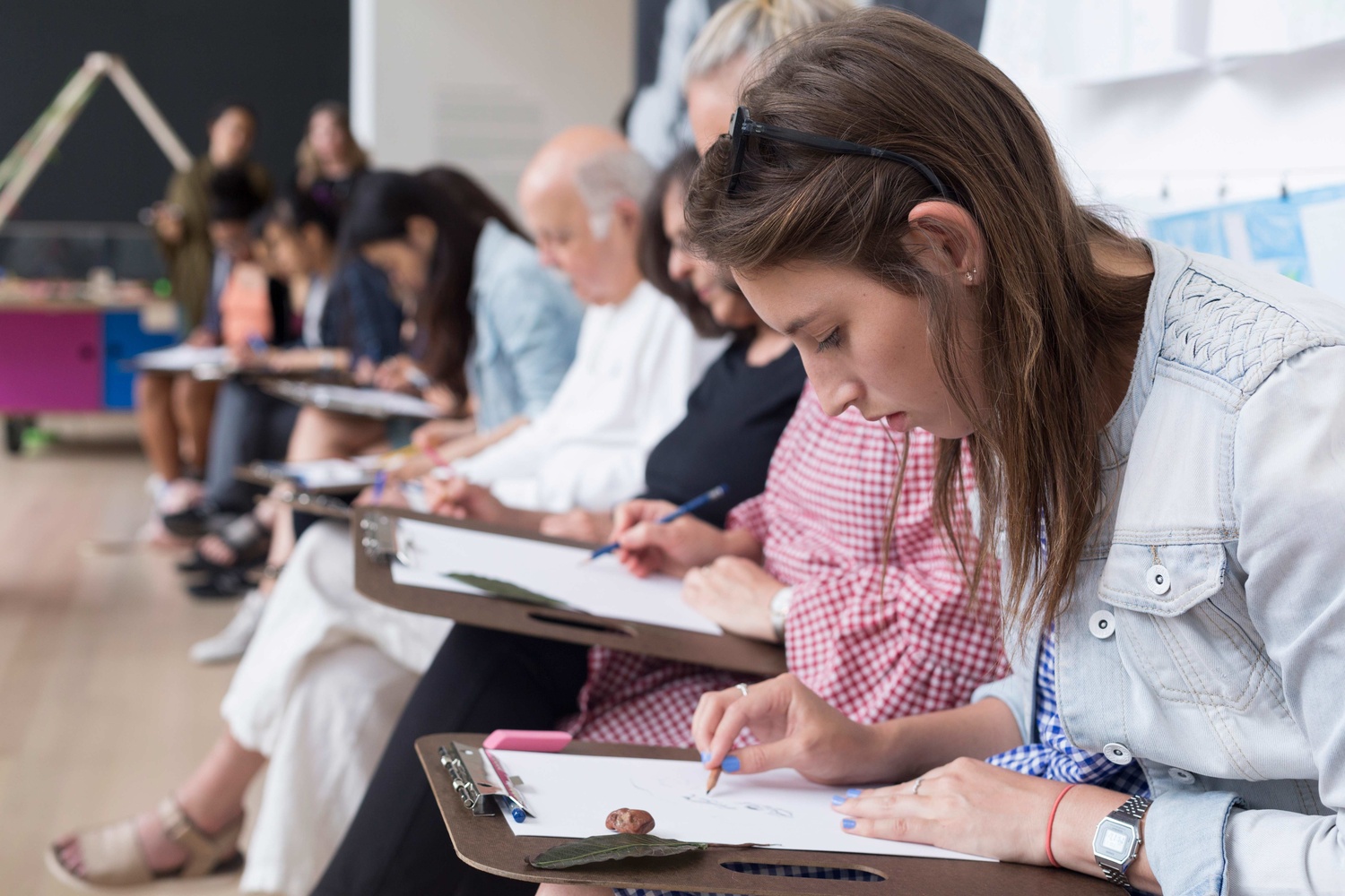 Participants in a MoMA drawing workshop. Photo: Beatriz Meseguer/onwhitewall.com. © 2017 The Museum of Modern Art, New York