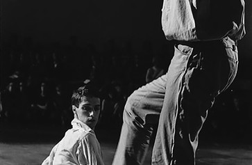 Stig T. Karlsson’s photograph of Steve Paxton (left) and Robert Rauschenberg (right) in Jag vill gärna telefonera (I Would Like to Make a Phone Call), 1964. Performed in Five New York Kvällar (Five New York Evenings), Moderna Museet, Stockholm, September 13, 1964. Courtesy Moderna Museet, Stockholm