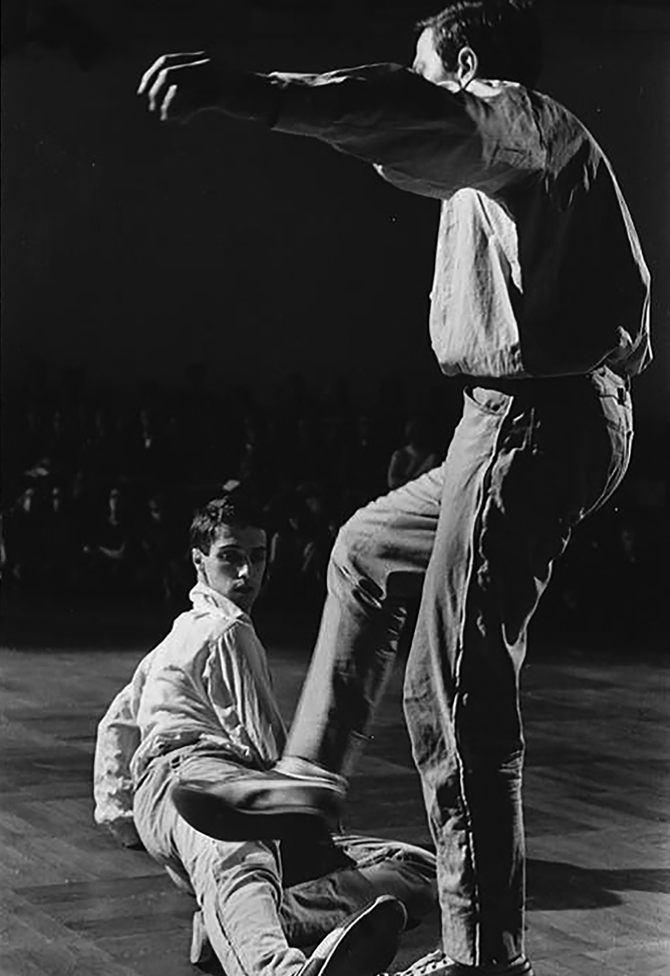 Stig T. Karlsson’s photograph of Steve Paxton (left) and Robert Rauschenberg (right) in Jag vill gärna telefonera (I Would Like to Make a Phone Call), 1964. Performed in Five New York Kvällar (Five New York Evenings), Moderna Museet, Stockholm, September 13, 1964. Courtesy Moderna Museet, Stockholm