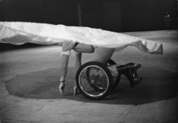 Elisabeth Novick’s photograph of Robert Rauschenberg in Pelican, 1963. Performed at First New York Theater Rally Concert III, former CBS studio, New York, May 25, 1965. © Elisabeth Novick/Licensed by Arena PAL, London. Courtesy of Robert Rauschenberg Foundation, New York