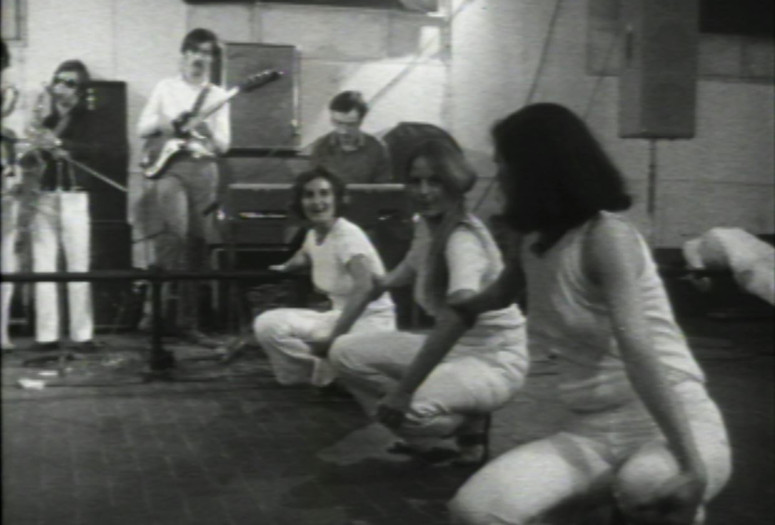 Still from Deborah Hay. ten (1968), performed at Galleria L’Attico, Festival Di Danza Volo Musica Dinamite, 1969. Film by Francesco degli Espinosa. 16mm film transferred to video (black and white, sound). Courtesy of Trisha Brown Archive
