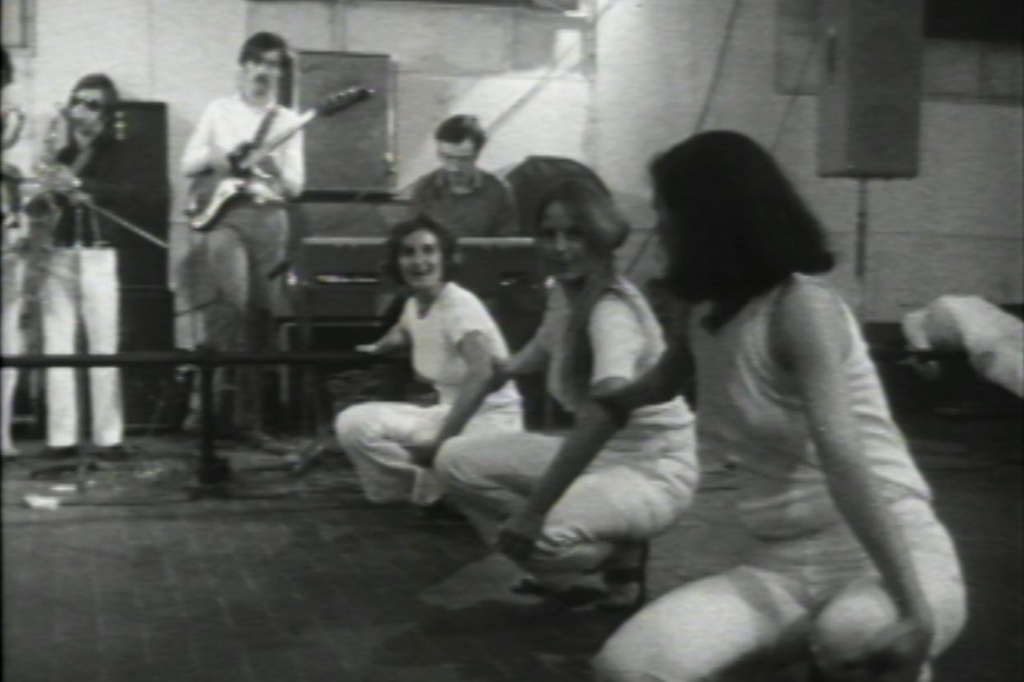 Still from Deborah Hay. ten (1968), performed at Galleria L’Attico, Festival Di Danza Volo Musica Dinamite, 1969. Film by Francesco degli Espinosa. 16mm film transferred to video (black and white, sound). Courtesy of Trisha Brown Archive