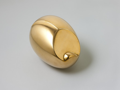 Constantin Brancusi. The Newborn, version I, 1920 (close to the marble of 1915). Bronze. 5 3⁄4 x 8 1⁄4 x 5 3⁄4” (14.6 x 21 x 14.6 cm). Acquired through the Lillie P. Bliss Bequest (by exchange). © Succession Brancusi - All rights reserved (ARS) 2018. Photo: Jonathan Muzikar
