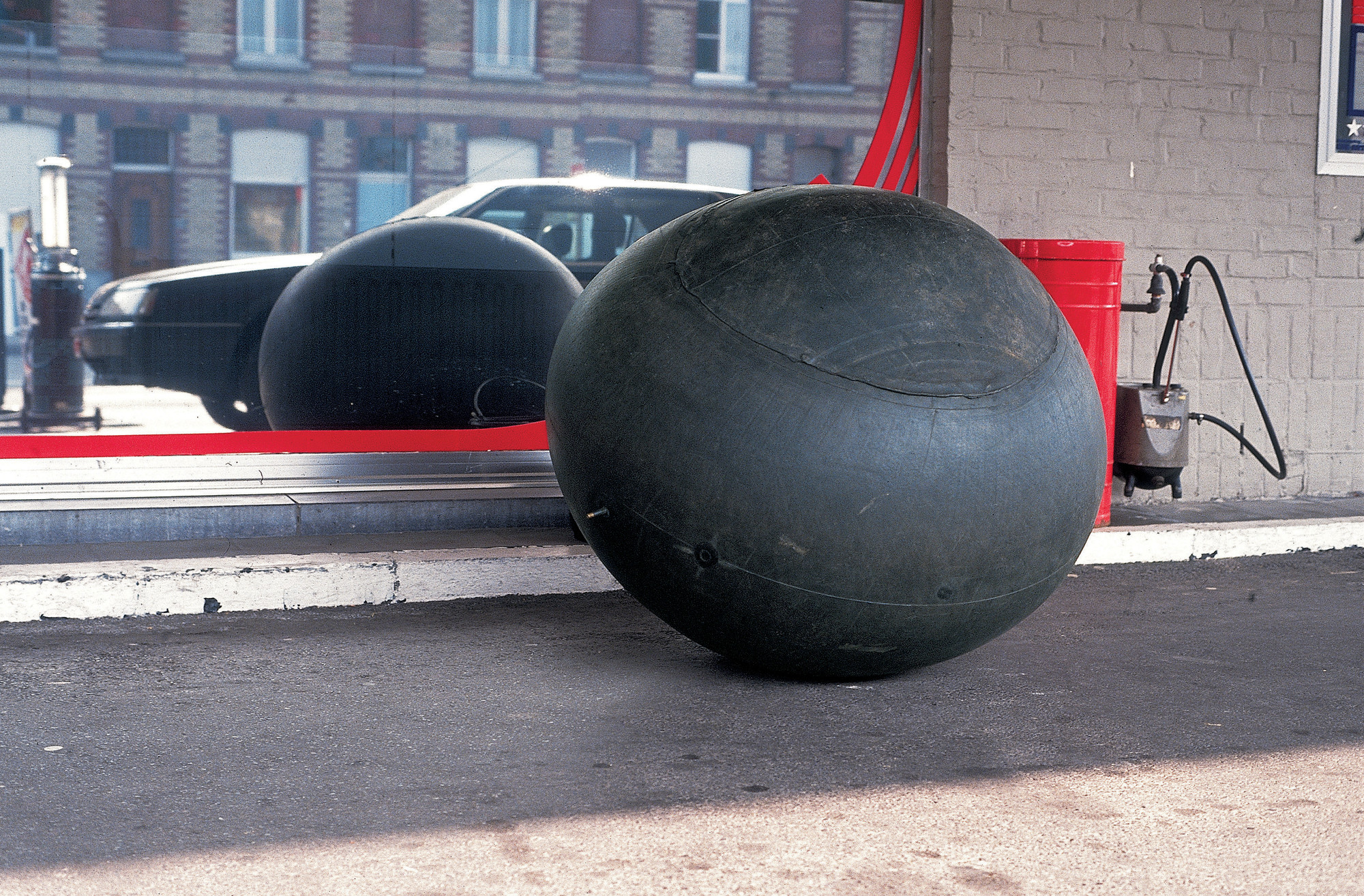重獲的自然，或者孩子想玩的黑色橡膠球。（MoMA）