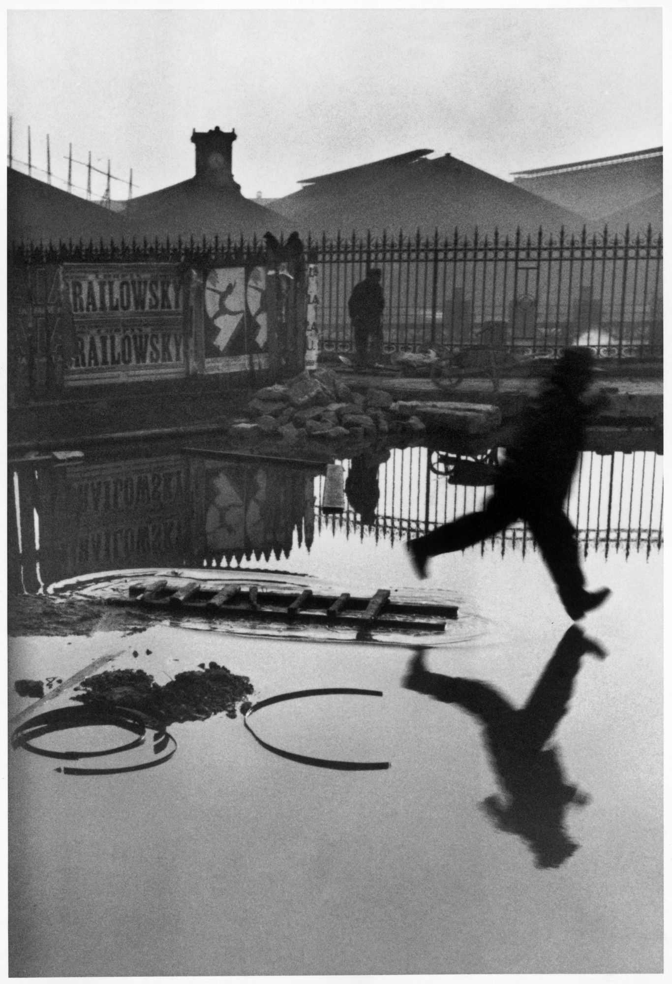(French, 1908-2004)
Gelatin silver print.
14 13/16 x 9 7/16" (37.6 x 24 cm).
Fondation Henri Cartier-Bresson, Paris