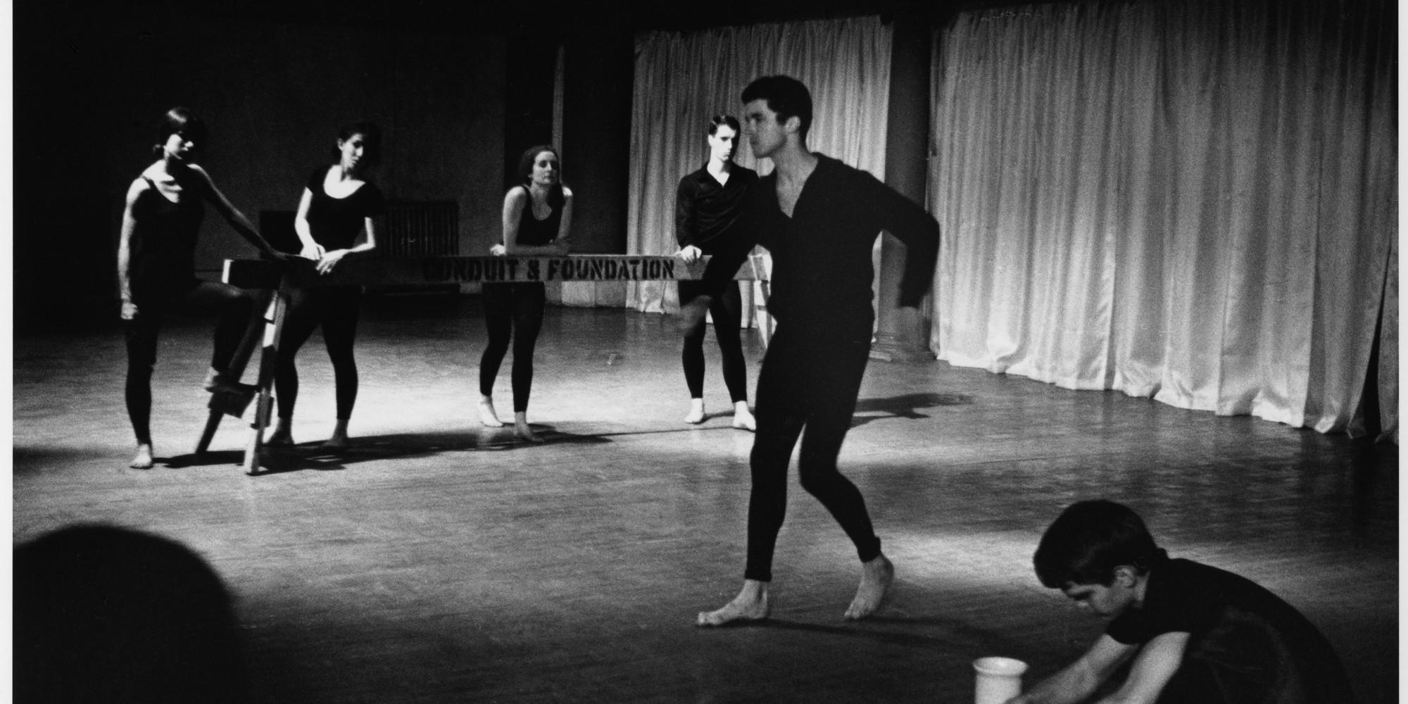Peter Moore’s photograph of Terrain, 1963. Performed at Judson Memorial Church, April 28, 1963. Pictured, from left: William Davis, Albert Reid (foreground); Yvonne Rainer, Judith Dunn, Trisha Brown, Steve Paxton (background). © Barbara Moore/Licensed by VAGA, New York, NY. Courtesy Paula Cooper Gallery, New York