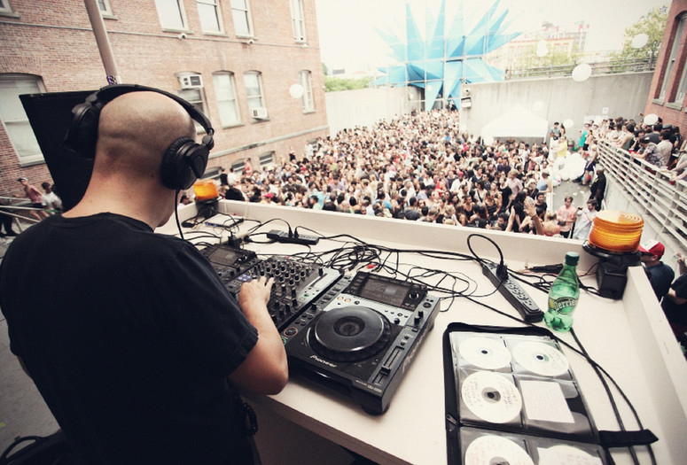 Warm Up on August 11, 2012, presented at MoMA PS1 as part of Warm Up 2012. Photo by Charles Roussel.